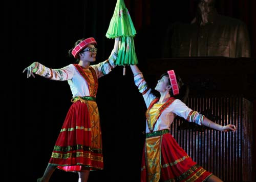 mang điệu múa của các cô gái H'mông đến hội diễn