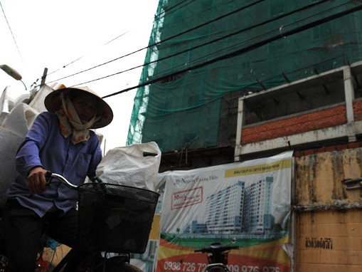 Nhiều người dân đang kỳ vọng việc triển khai gói hỗ trợ 30.000 tỉ đồng sẽ giúp họ tiếp cận được nhà. Trong ảnh: Dự án nhà ở xã hội khu căn hộ Nguyễn Thượng Hiền (Q.Gò Vấp, TP.HCM) đang xây dựng Nhiều người dân đang kỳ vọng việc triển khai gói hỗ trợ 30.000 tỉ đồng sẽ giúp họ tiếp cận được nhà. Trong ảnh: Dự án nhà ở xã hội khu căn hộ Nguyễn Thượng Hiền (Q.Gò Vấp, TP.HCM) đang xây dựng