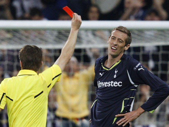 Chiếc thẻ đỏ của Crouch ở phút 15 khiến trận đấu sớm hạ màn. Chiếc thẻ đỏ của Crouch ở phút 15 khiến trận đấu sớm hạ màn