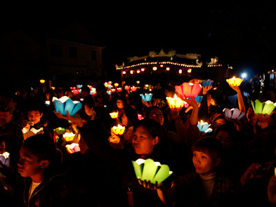 Thắp nến tưởng niệm các nạn nhân Nhật Bản. Thắp nến tưởng niệm các nạn nhân Nhật Bản