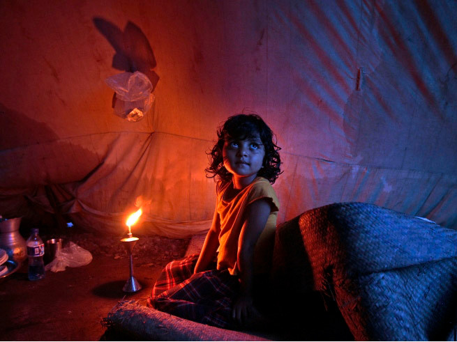 Một bé gái theo Đạo Phật ở Bangladesh và ánh nhìn ngơ ngác. Cô bé đã mất nhà trong một vụ tấn công lúc nửa đêm và đang ở một chiếc lều ở Ramu, huyện Cox's Bazar, Bangladesh