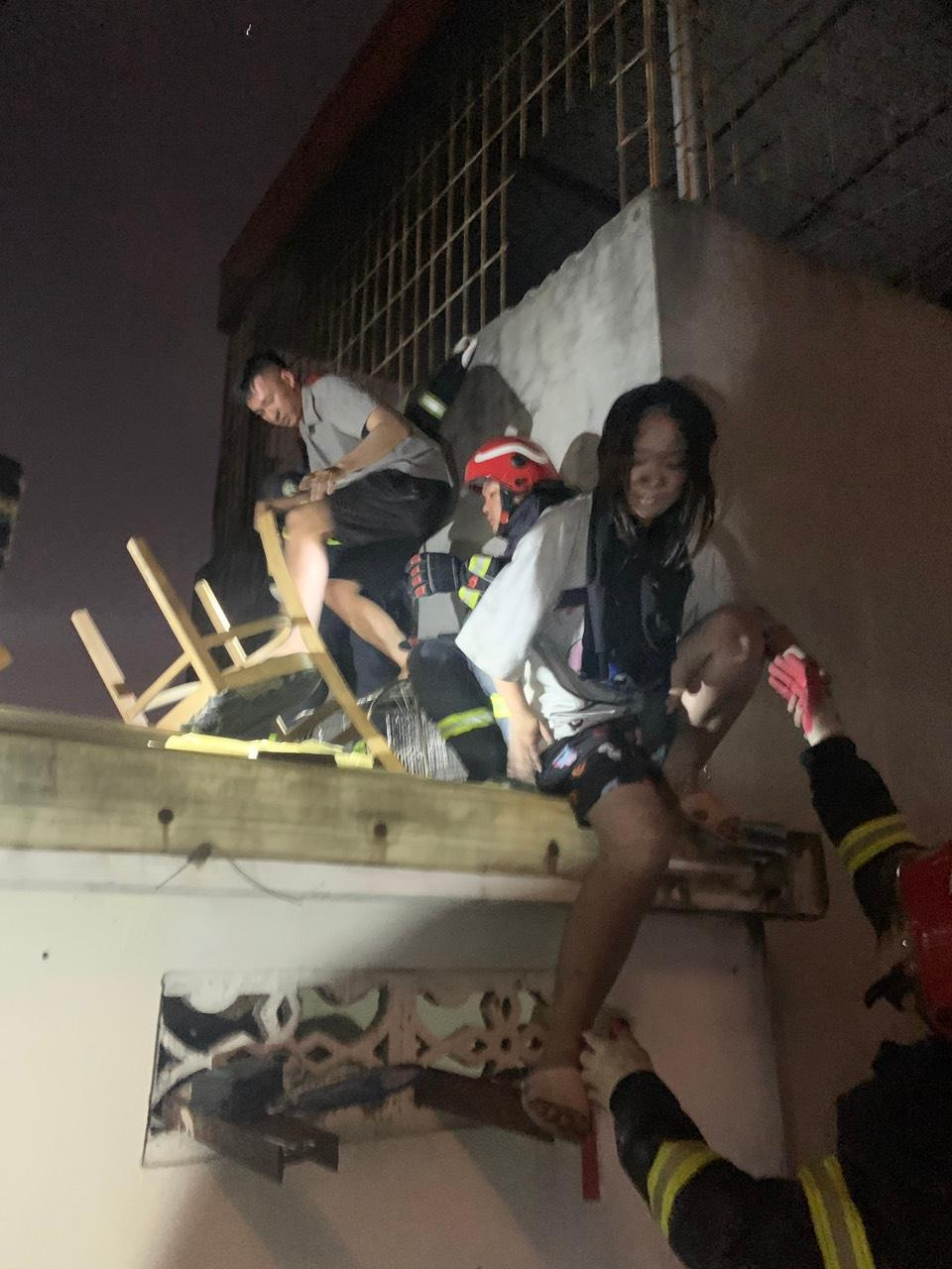 Lực lượng chữa cháy giải cứu nạn nhân mắc kẹt. Lực lượng chữa cháy giải cứu nạn nhân mắc kẹt.