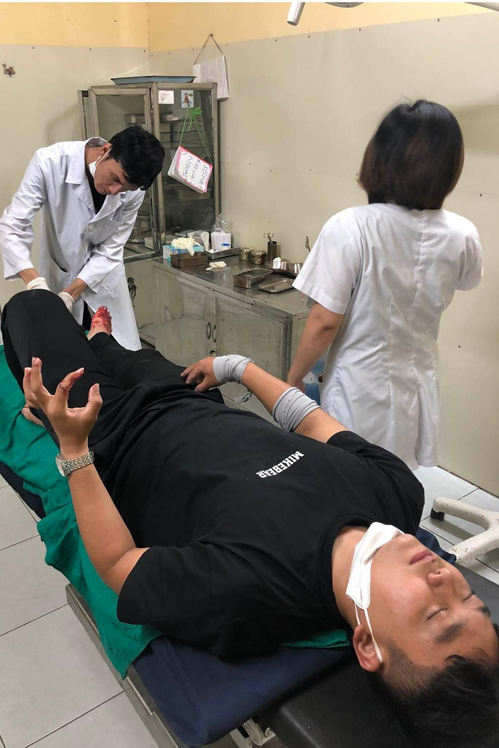 Tổ công tác hỗ trợ, đưa nam thanh niên gặp nạn đi cấp cứu.