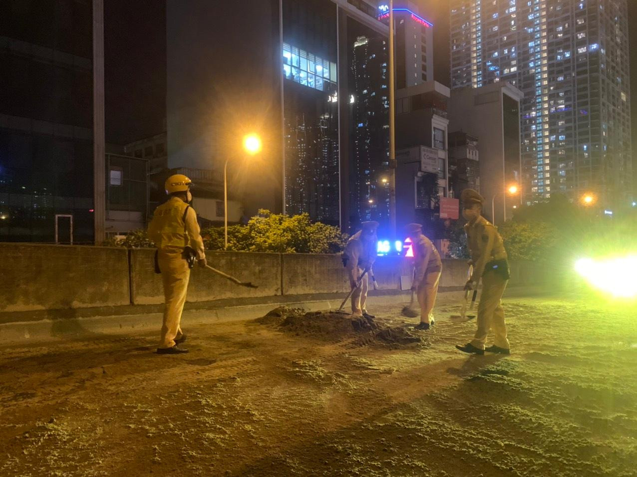 Xe tải làm chảy lượng dầu lớn ra mặt đường. Xe tải làm chảy lượng dầu lớn ra mặt đường.