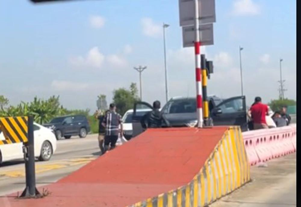 Cảnh sát khống chế nhóm đối tượng. Cảnh sát khống chế nhóm đối tượng.