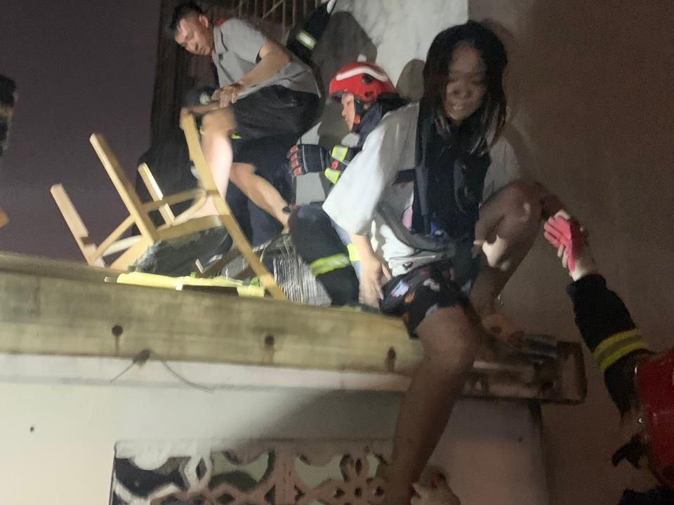 Nạn nhân được đưa ra ngoài từ tầng tum ngôi nhà. Nạn nhân được đưa ra ngoài từ tầng tum ngôi nhà.