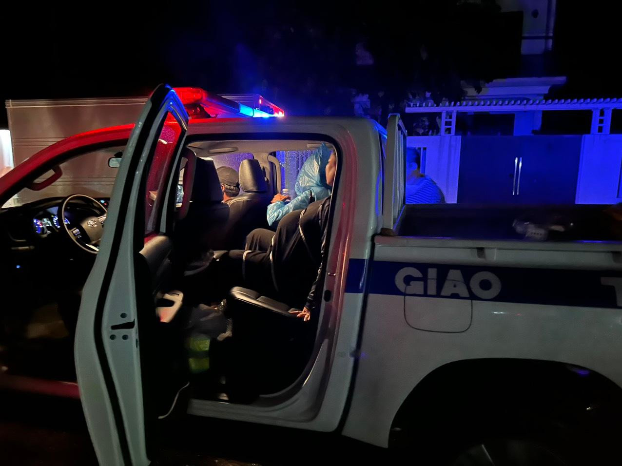 Chị Ngọc được tổ công tác giúp đỡ trong lúc chuyển dạ.