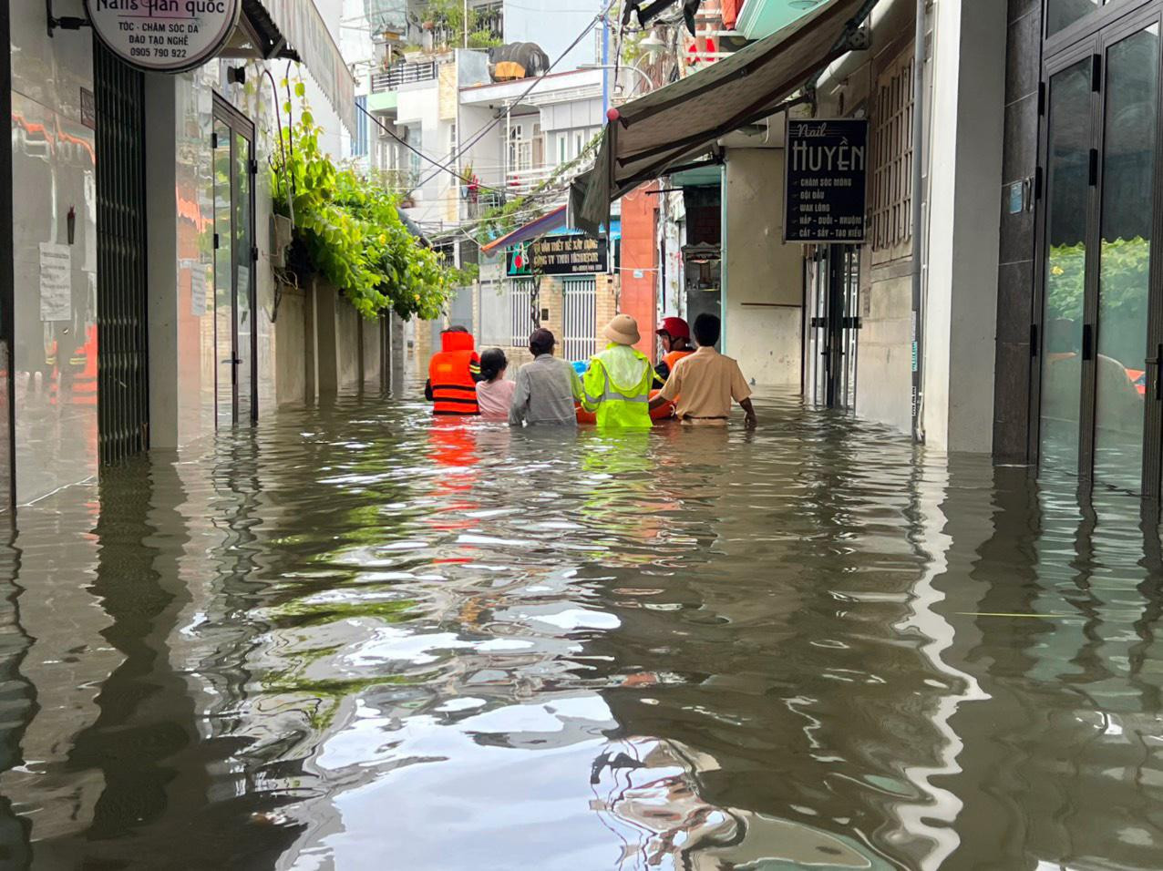 Cán bộ chiến sĩ có mặt ở những nơi nước ngập ngang bụng.