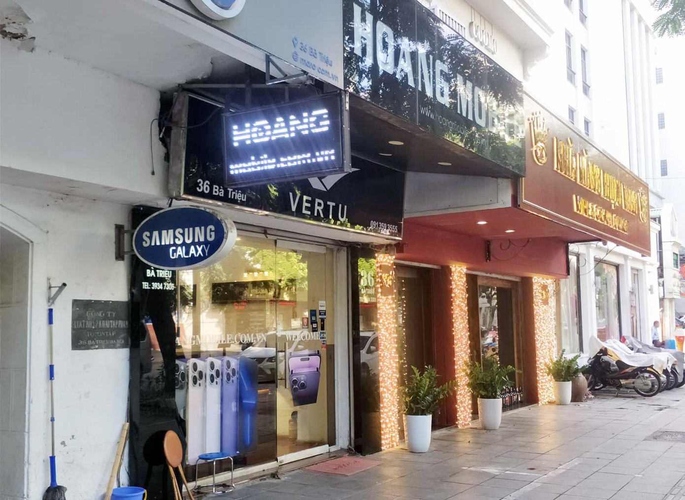 Cạnh lối ra vào Cty TOCONTAP là cửa hàng điện thoại di động.