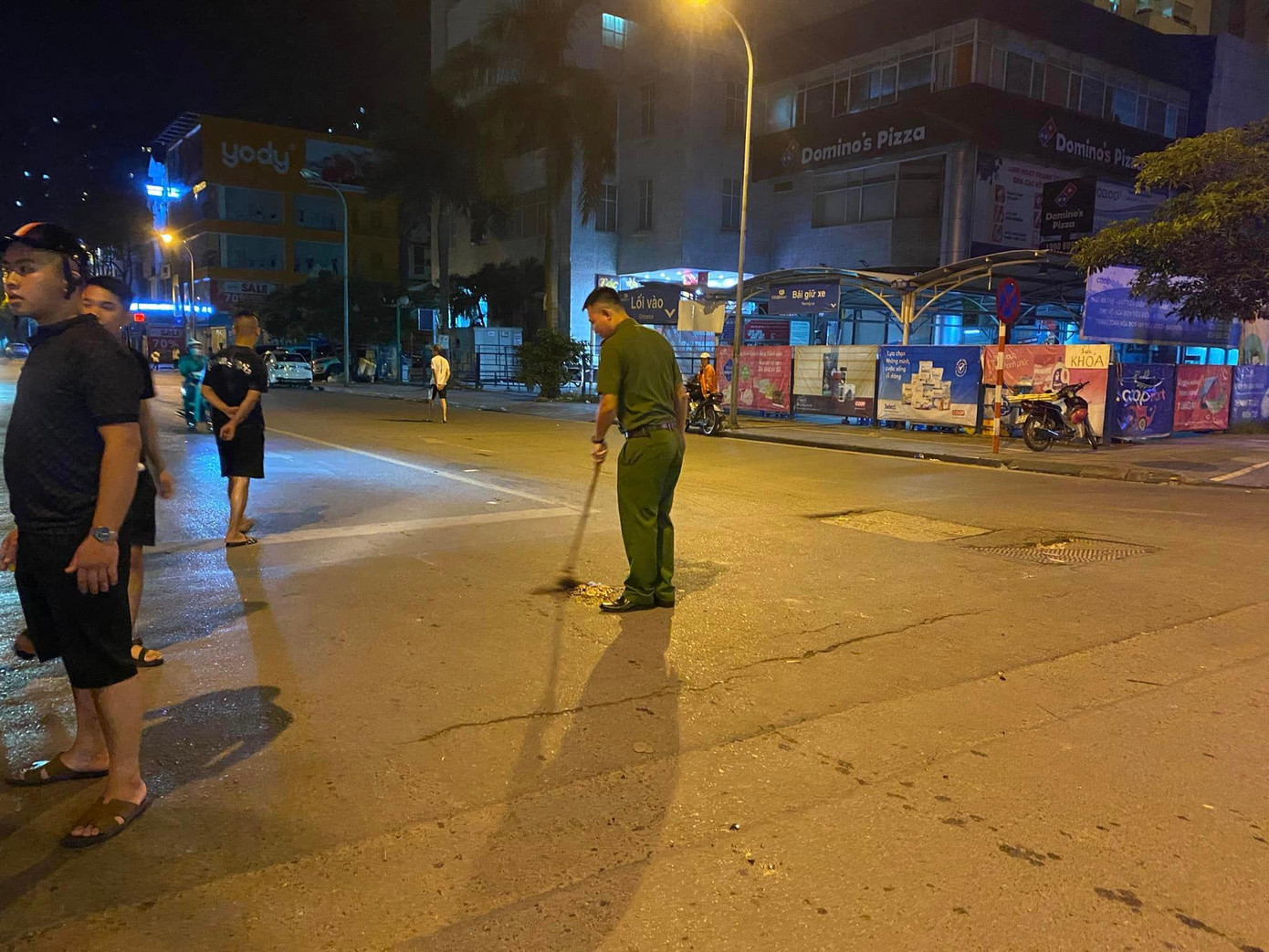 Lực lượng chức năng quét dọn vỏ chai bia.