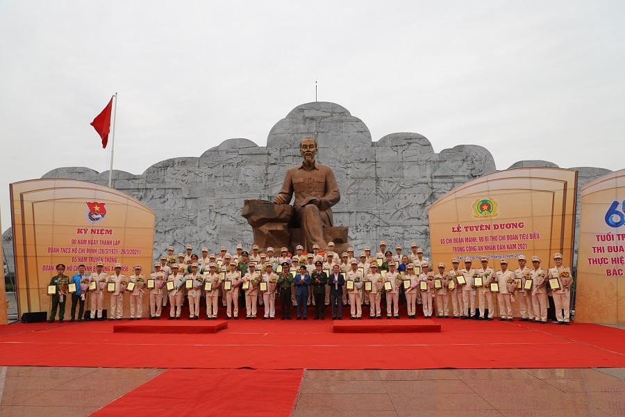 Đoàn Thanh niên Bộ Công an tổ chức Tuyên dương chi đoàn mạnh, bí thư chi đoàn tiêu biểu trong lực lượng CAND. Đoàn Thanh niên Bộ Công an tổ chức Tuyên dương chi đoàn mạnh, bí thư chi đoàn tiêu biểu trong lực lượng CAND.
