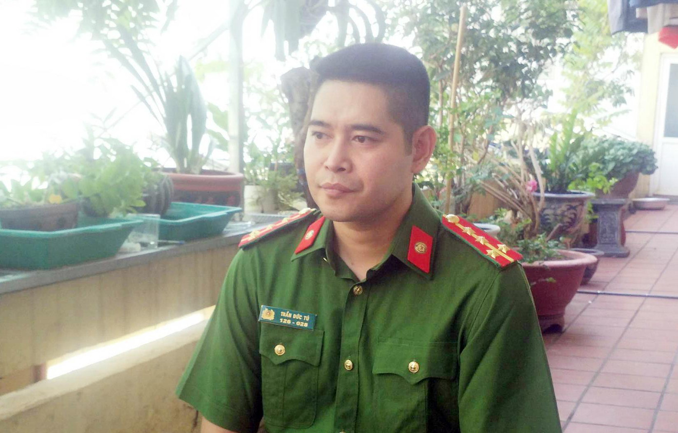 Đại úy Tú chia sẻ với phóng viên. Đại úy Tú chia sẻ với phóng viên.