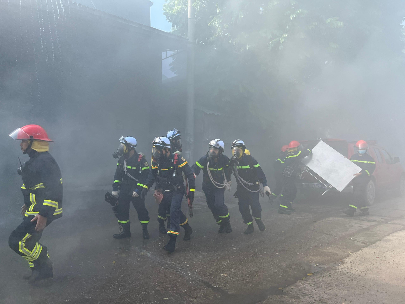 Đồng thời huy động phương tiện và cán bộ, chiến sĩ phối hợp cùng Đội Phòng cháy chữa cháy và cứu nạn cứu hộ khu vực 2 (Công an thành phố Hà Nội) nhanh chóng tiếp cận hiện trường.