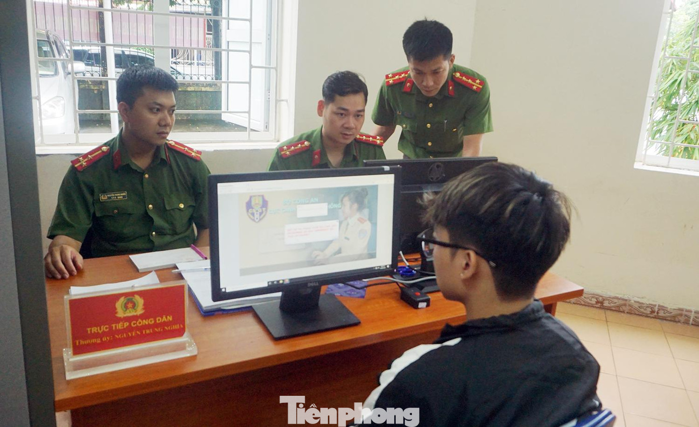 Người dân chỉ mất vài phút làm thủ tục và bấm biển số. Ảnh: Thanh Hà Người dân chỉ mất vài phút làm thủ tục và bấm biển số. Ảnh: Thanh Hà