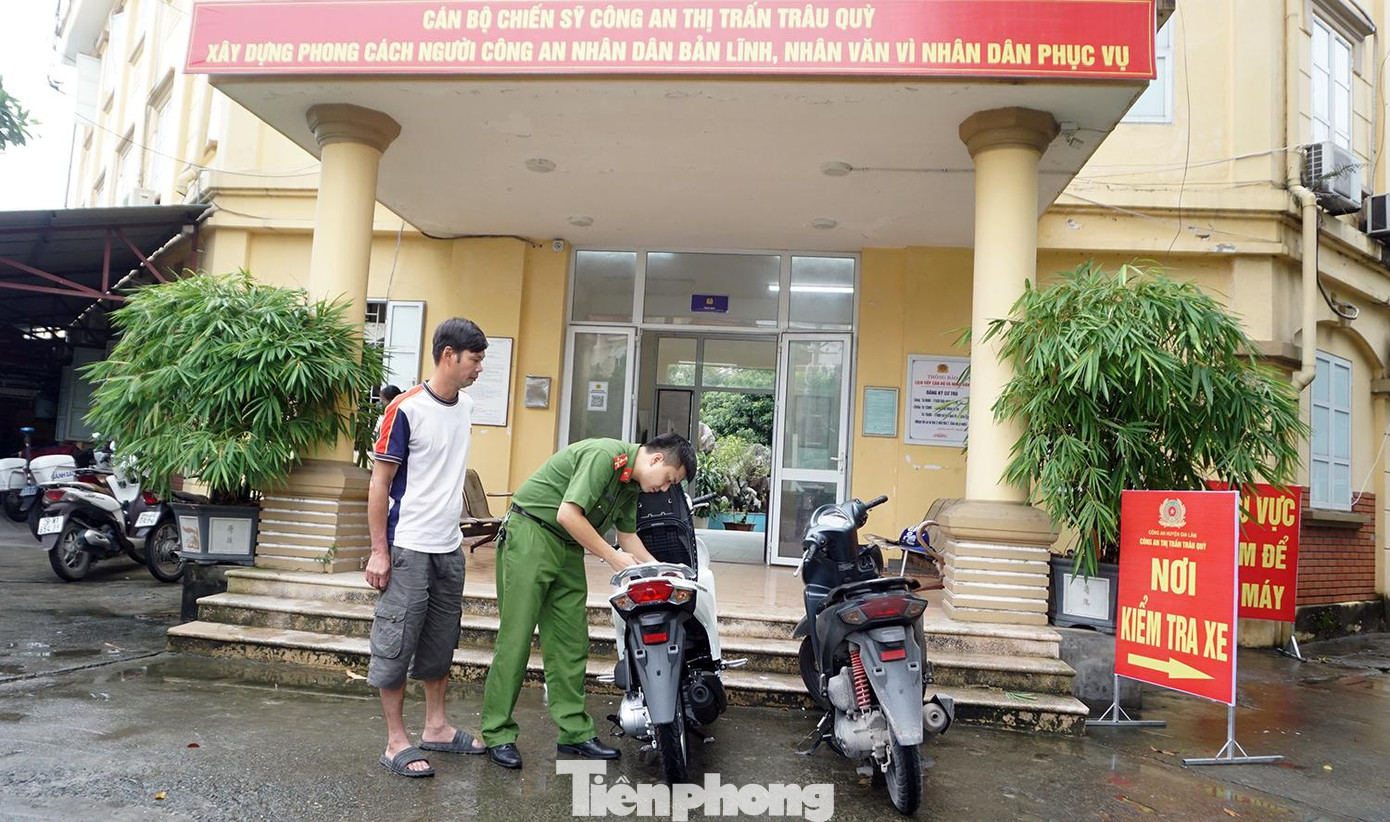Người dân đến đăng ký xe máy tại Công an TT Trâu Quỳ, Gia Lâm. Ảnh: Thanh Hà Người dân đến đăng ký xe máy tại Công an TT Trâu Quỳ, Gia Lâm. Ảnh: Thanh Hà
