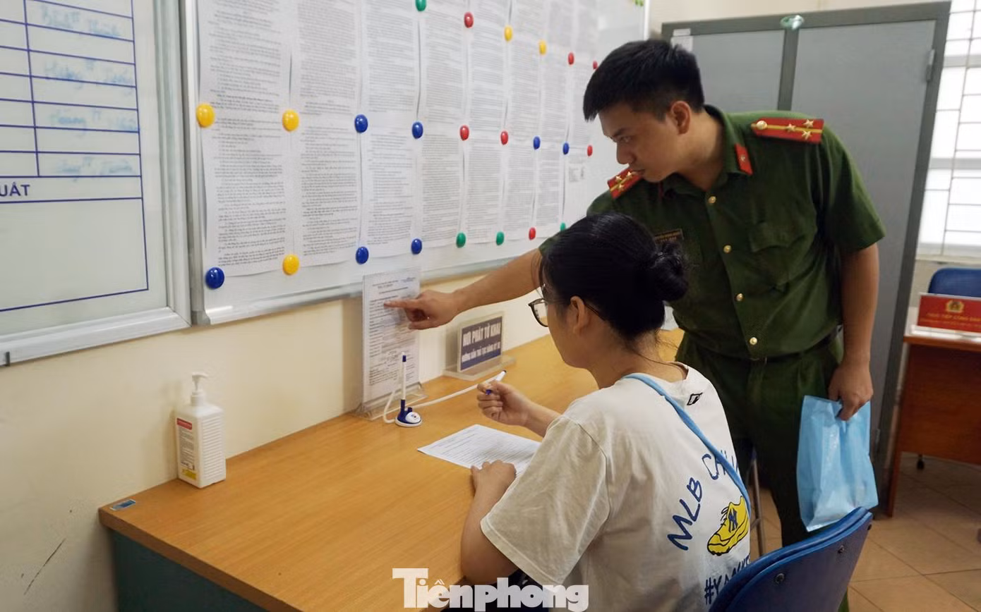 Cán bộ chiến sĩ hướng dẫn công dân điền tờ khai. Ảnh: Thanh Hà