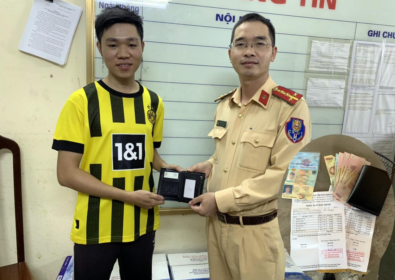 Anh Nghĩa nhận lại số tài sản đánh rơi từ đại úy Tuyên.