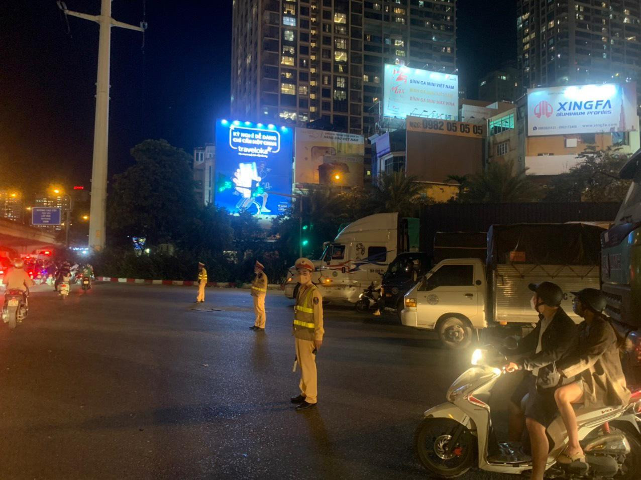 Nhiều cán bộ chiến sĩ được huy động để phân luồng chống ùn tắc. Nhiều cán bộ chiến sĩ được huy động để phân luồng chống ùn tắc.