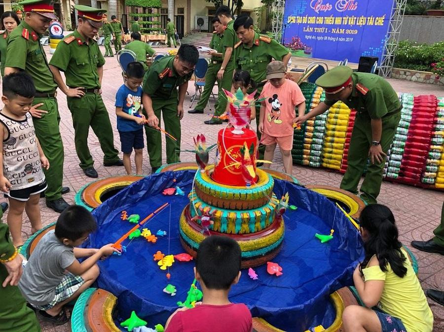 Cuộc thi "Sáng tạo đồ chơi cho thiếu nhi từ vật liệu tái chế" của tuổi trẻ C10. Cuộc thi "Sáng tạo đồ chơi cho thiếu nhi từ vật liệu tái chế" của tuổi trẻ C10.