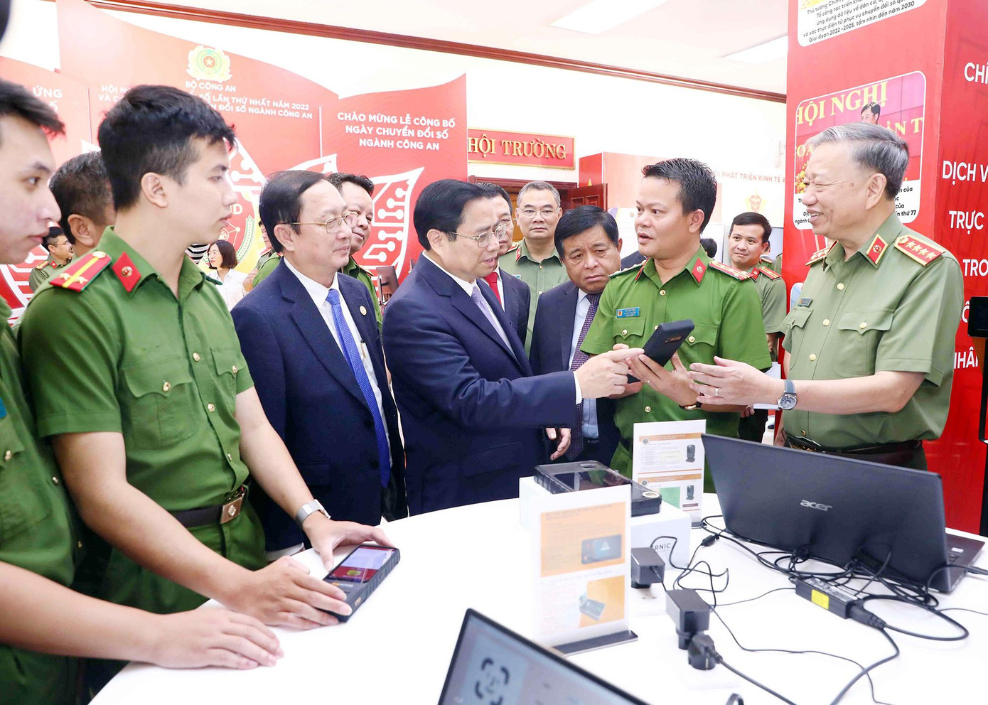 Thủ tướng Phạm Minh Chính tham quan khu vực trưng bày các thiết bị tại Hội nghị.