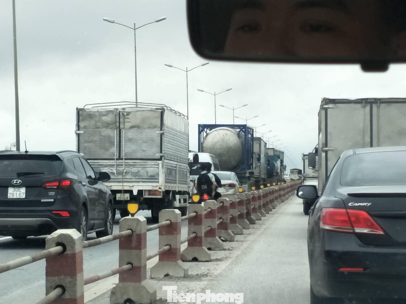 Đến 11h 2 xe ô tô vẫn còn ở hiện trường khiến giao thông gặp khó khăn.