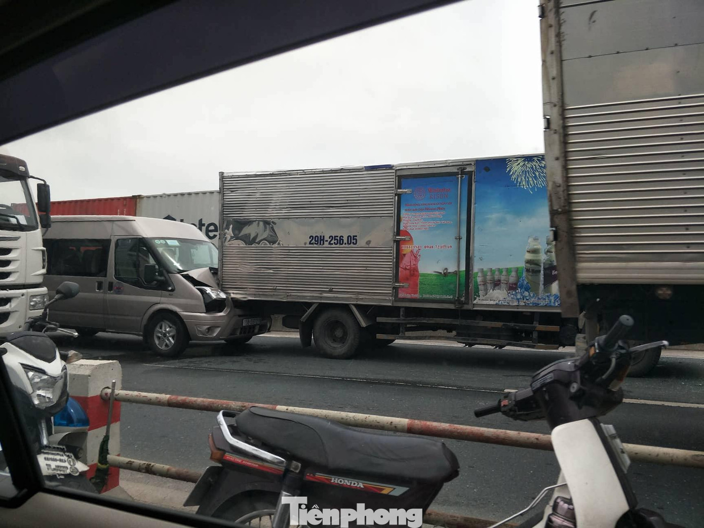 Xe 16 chỗ hư hỏng nặng.