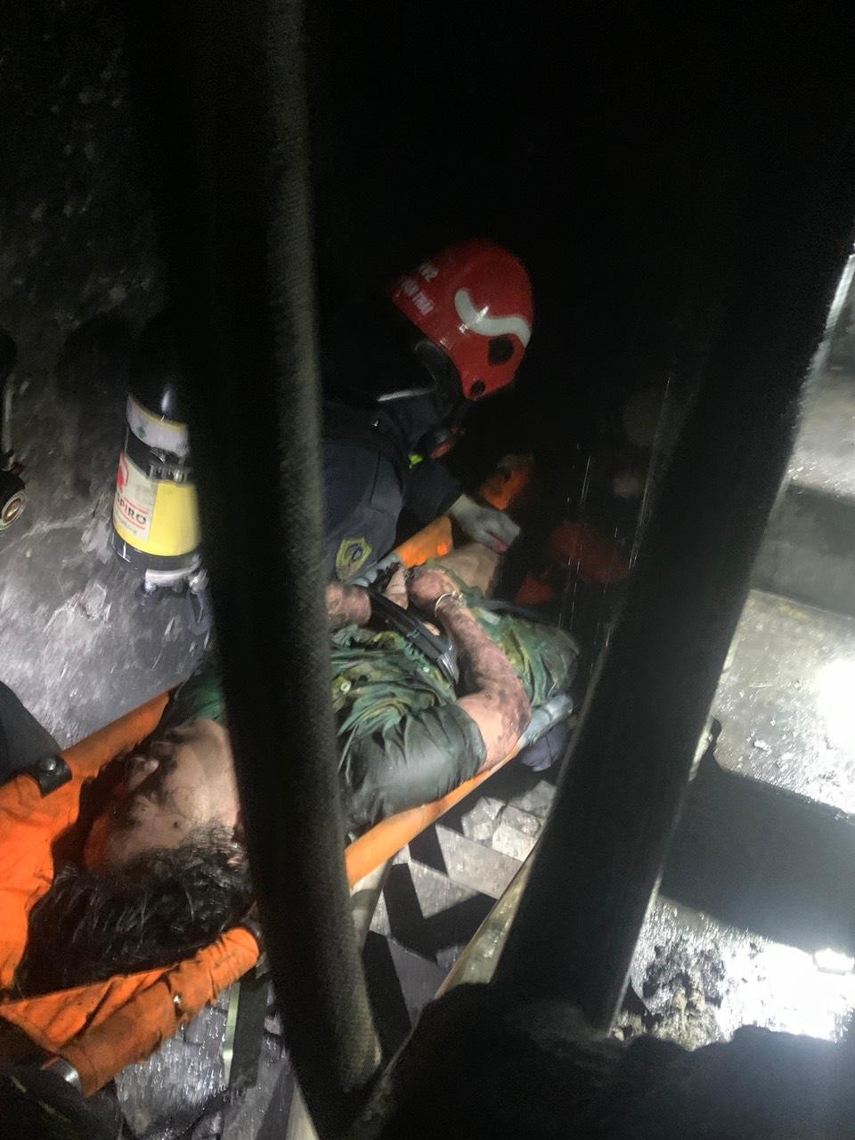 Lực lượng chữa cháy giải cứu nạn nhân mắc kẹt. Lực lượng chữa cháy giải cứu nạn nhân mắc kẹt.