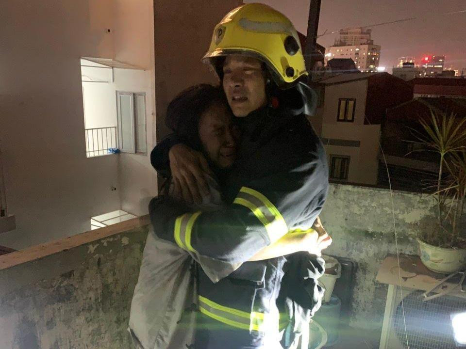 Hình ảnh cô gái ôm lấy thiếu tá Đức cảm ơn. Hình ảnh cô gái ôm lấy thiếu tá Đức cảm ơn.