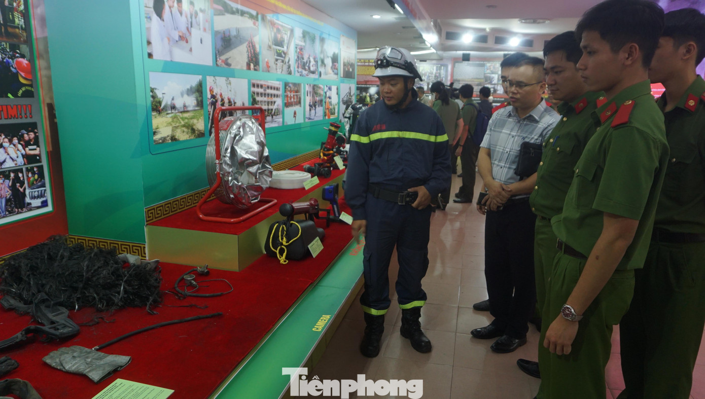 Sáng 4/10, tại Bảo tàng Công an nhân dân, Bộ Công an khai mạc chuyên đề “Hành trang đương đầu giặc lửa”, nhằm giới thiệu, tôn vinh những cống hiến, đóng góp của lực lượng Cảnh sát PCCC&CNCH kỷ niệm 61 năm Ngày truyền thống lực lượng (04/10/1961 - 04/10/2022) và 21 năm Ngày toàn dân PCCC (4/10/2001 đến 4/10/2022). Triển lãm diễn ra từ ngày hôm nay đến hết 28/10.