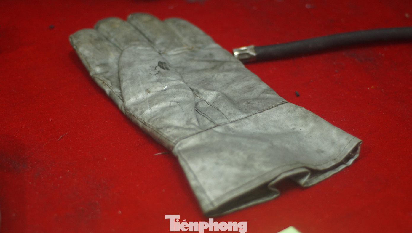 Găng tay chữa cháy của liệt sĩ Nguyễn Đình Phúc.