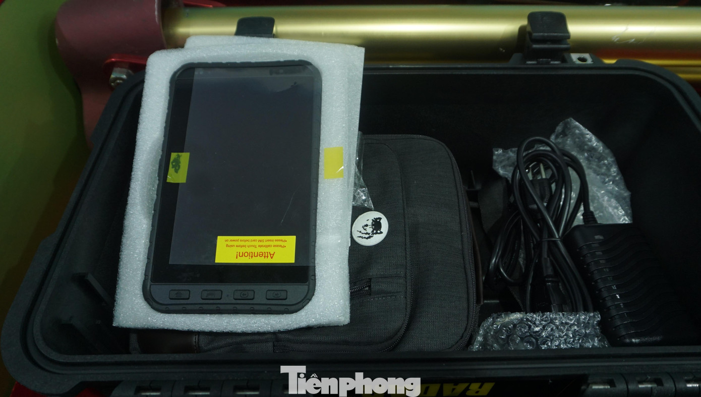 Ngoài các kỷ vật, tại triển lãm còn giới thiệu các thiết bị hiện đại phục vụ công tác PCCC&amp;CNCH. Trong ảnh là thiết bị dò tìm nạn nhân mắc kẹt, hoạt động 5-8 giờ trong môi trường không khí, tuyết, gạch vụn, đất... diện tích dò tìm gần 3000m2 và công suất dò tìm lên tới 28000m2 trong vòng 15 giây.