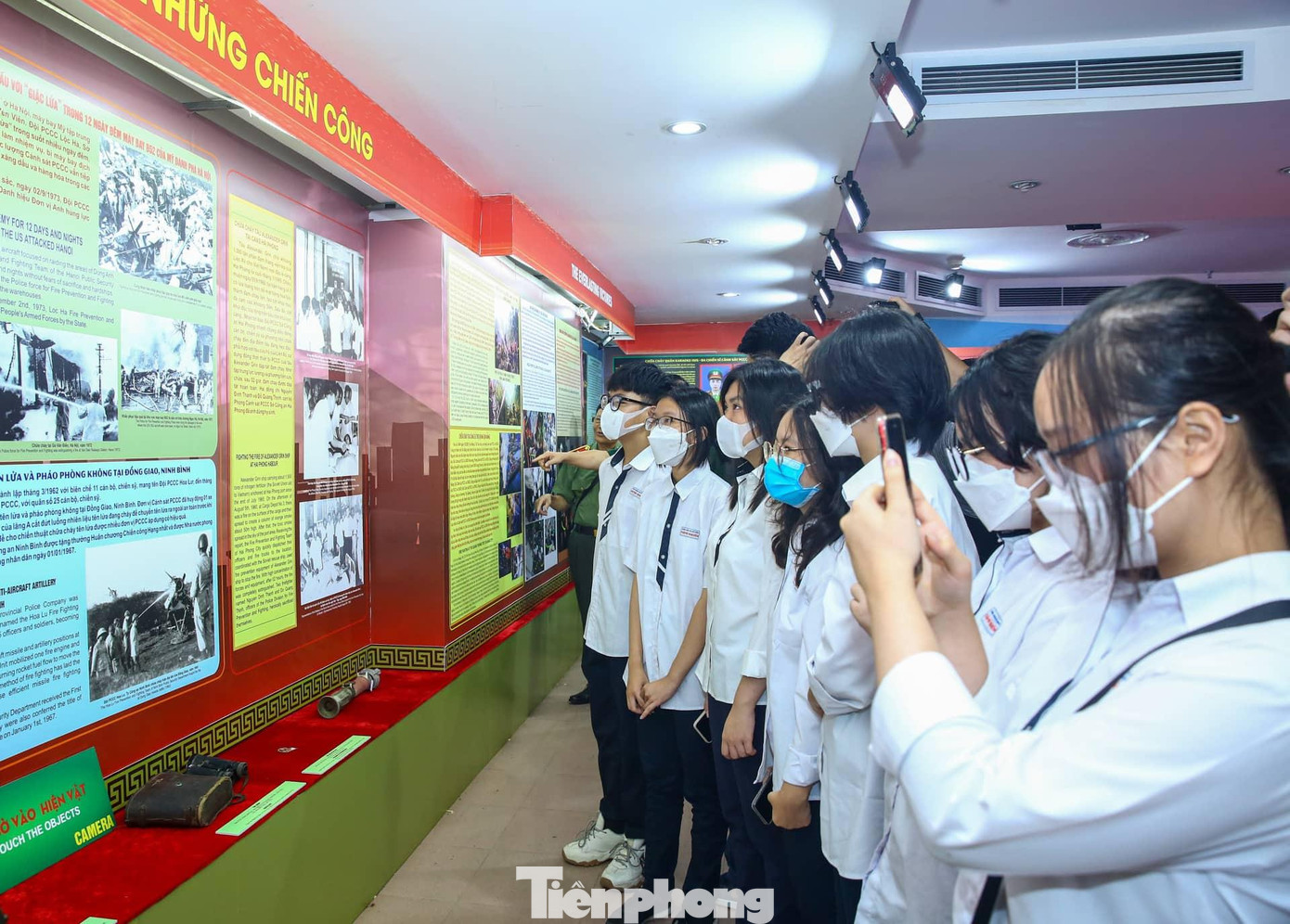 Chuyên đề "Hành trang đương đầu giặc lửa" trưng bày và giới thiệu gồm 3 chủ đề: Đương đầu giặc lửa: Trưng bày giới thiệu những mốc son lịch sử và thành tựu tiêu biểu qua 61 năm xây dựng và trưởng thành cùng sự ghi nhận của Đảng, Nhà nước và Nhân dân đối với lực lượng Cảnh sát PCCC&CNCH; “Giặc lửa” hiểm hoạ cũ, đau thương mới: Giới thiệu một số vụ cháy, nổ gần đây, gây thiệt hại nghiêm trọng về tính mạng và tài sản; Giữ cho cuộc sống bình yên: Chương trình giáo dục trải nghiệm kỹ năng phòng, chống cháy, nổ; thoát hiểm, thoát nạn; dập lửa; sơ cấp cứu nạn nhân…