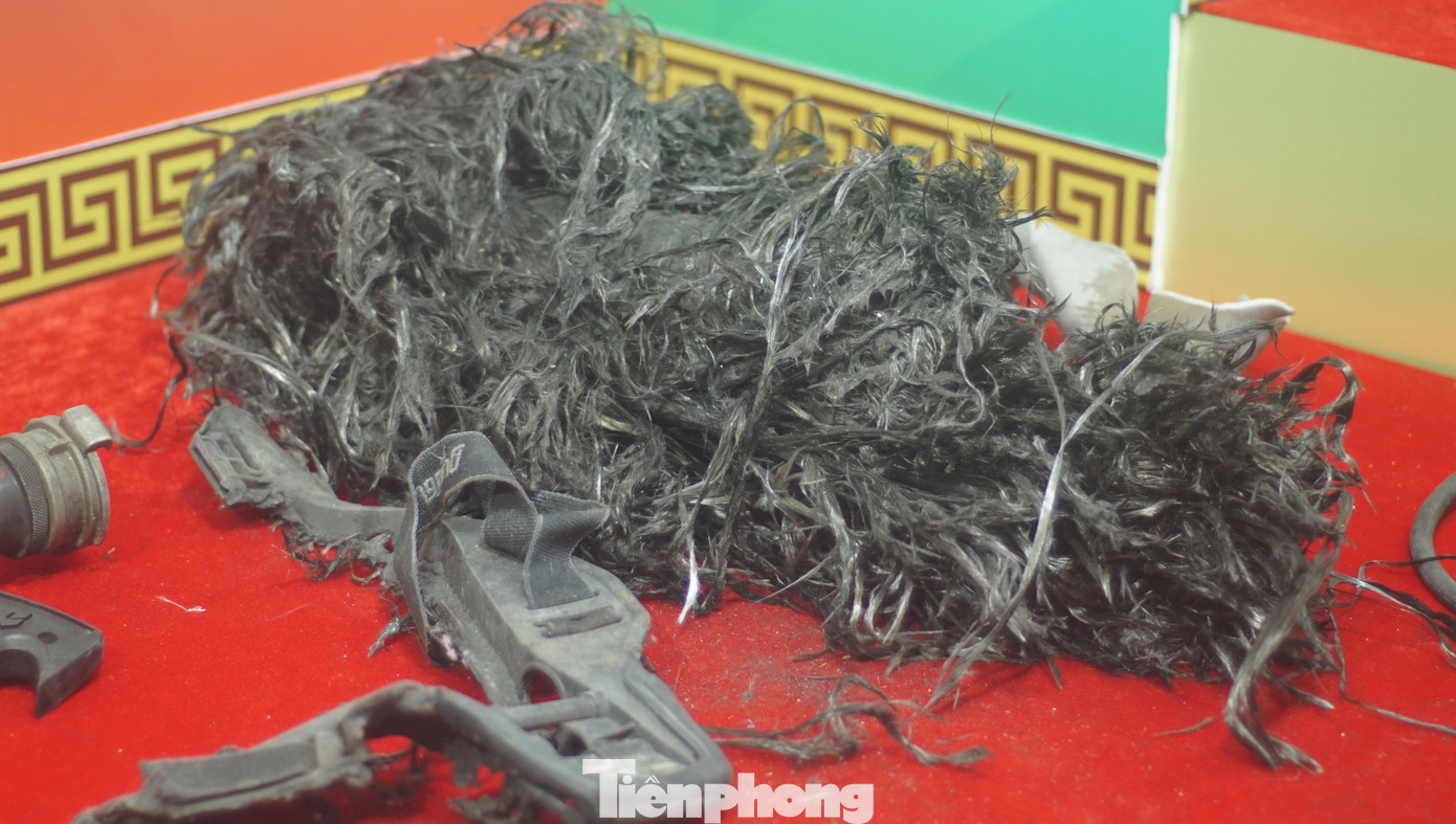 Ban tổ chức đã trưng bày những kỷ vật của ba cán bộ, chiến sỹ đã hy sinh khi chữa cháy quán karaoke ISIS, tại quận Cầu Giấy, Hà Nội. Trong ảnh là bình chữa cháy của liệt sĩ Đỗ Đức Việt - Đội PCCC&CNCH Công an quận Cầu Giấy.