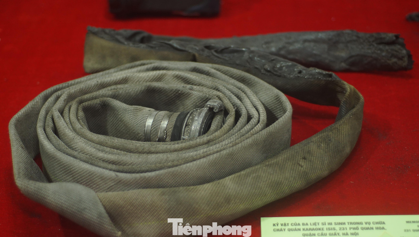 Đoạn dây chữa cháy trong vụ cháy quán karaoke ISIS bị lửa làm cháy đứt đường nước từ ngoài vào trong.