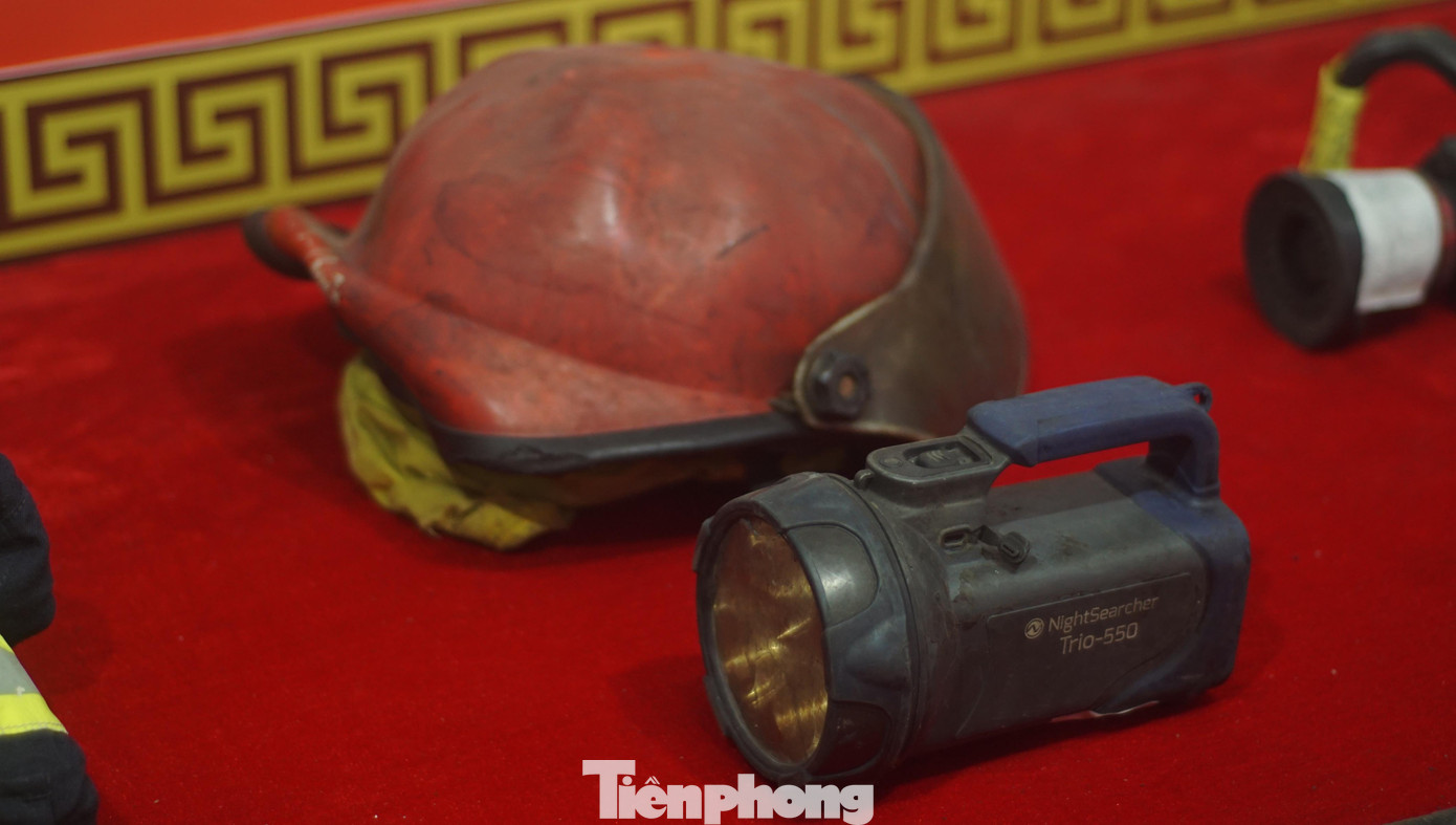 Mũ và đèn pin chữa cháy liệt sĩ Đặng Anh Quân sử dụng.