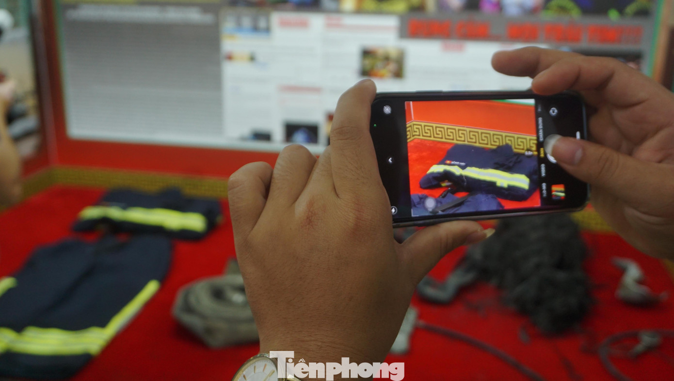 Nhiều khách mời lưu lại hình ảnh về những kỷ vật của các liệt sĩ.