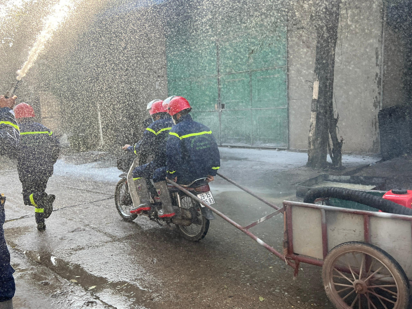 Nhận được tin báo, Đội Cảnh sát PCCC&CNCH Công an huyện Hoài Đức điều động 5 đội chữa cháy cơ sở thuộc các xã liền kề đến hiện trường dập lửa.