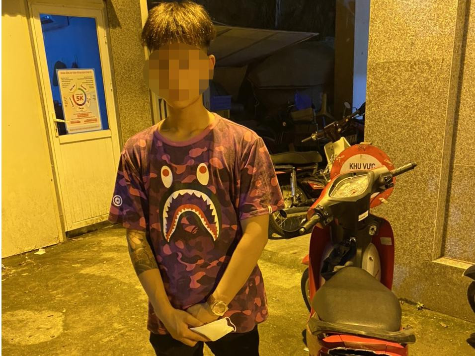 Nam thanh niên vi phạm tại cơ quan công an. Nam thanh niên vi phạm tại cơ quan công an.