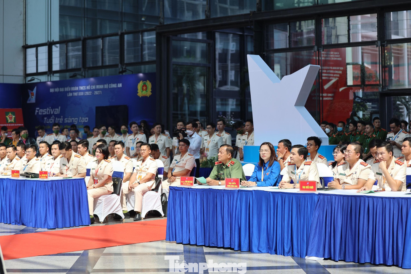 Dự lễ khai mạc có Thiếu tướng Đặng Ngọc Bách - Phó Cục trưởng Cục Công tác Đảng và Công tác chính trị; Đại tá Ngô Hoài Thu - Phó Cục trưởng Cục Công tác Đảng và Công tác chính trị; Trung tá Đồng Đức Vũ - Ủy viên Ban Thường vụ Trung ương Đoàn, Bí thư Đoàn Thanh niên Bộ Công an; chị Trần Hoài Minh - Ủy viên Ban Chấp hành, Phó trưởng Ban Quốc tế Trung ương Đoàn, cùng cán bộ Đoàn, Bí thư Đoàn Thanh niên Công an các đơn vị, địa phương và 300 đại biểu Đại hội.
