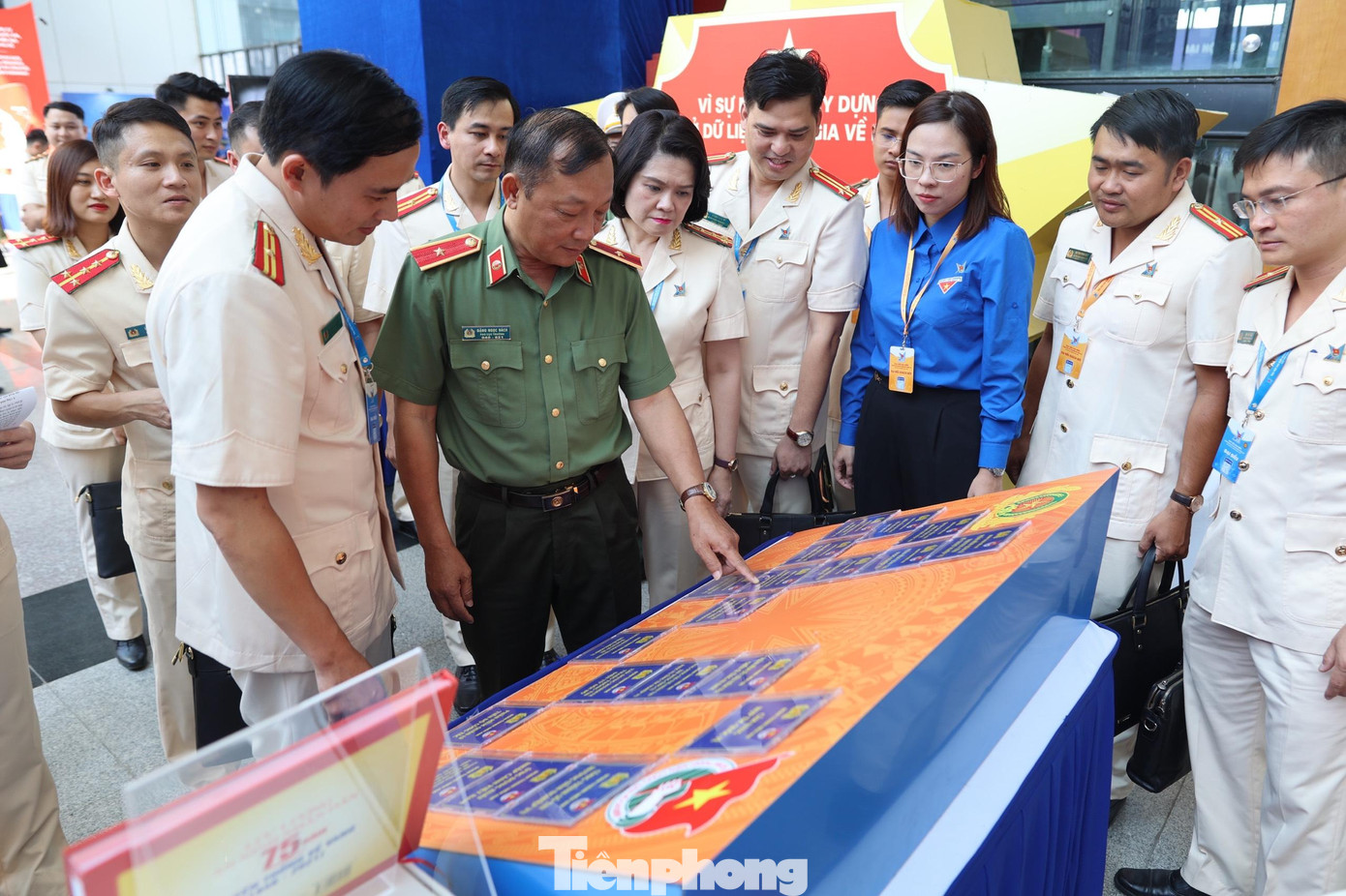 Trong đó là hình ảnh những chiến sỹ phòng cháy chữa cháy đương đầu với giặc lửa; hình ảnh các chiến sỹ công an “ba cùng”, “bốn cùng với nhân dân”; hình ảnh tuổi trẻ hỗ trợ nhân dân trong công tác phòng, chống dịch COVID-19... đã thắp sáng ngọn lửa của tuổi trẻ, của khát vọng cống hiến và sẻ chia.