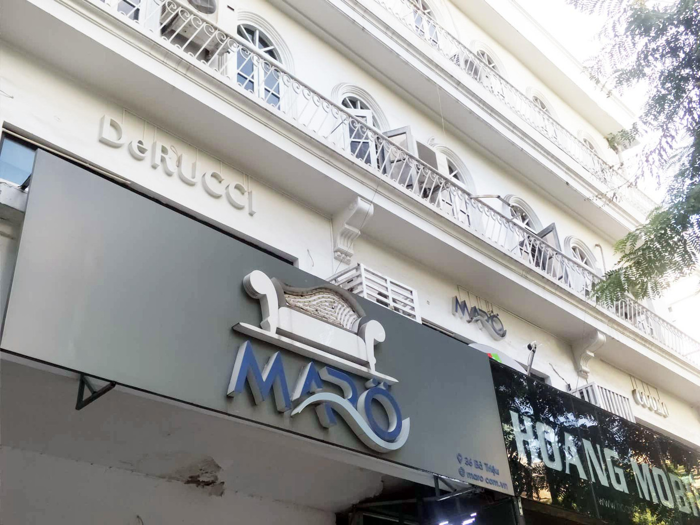 Phía ngoài tòa nhà 4 tầng Cty TOCONTAP "giăng kín" quảng cáo.