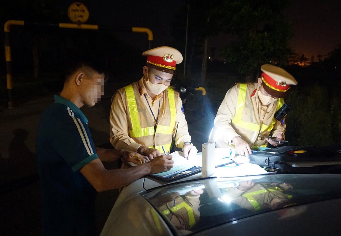 Tổ công tác lập biên bản xử phạt các hành vi vi phạm. Tổ công tác lập biên bản xử phạt các hành vi vi phạm.