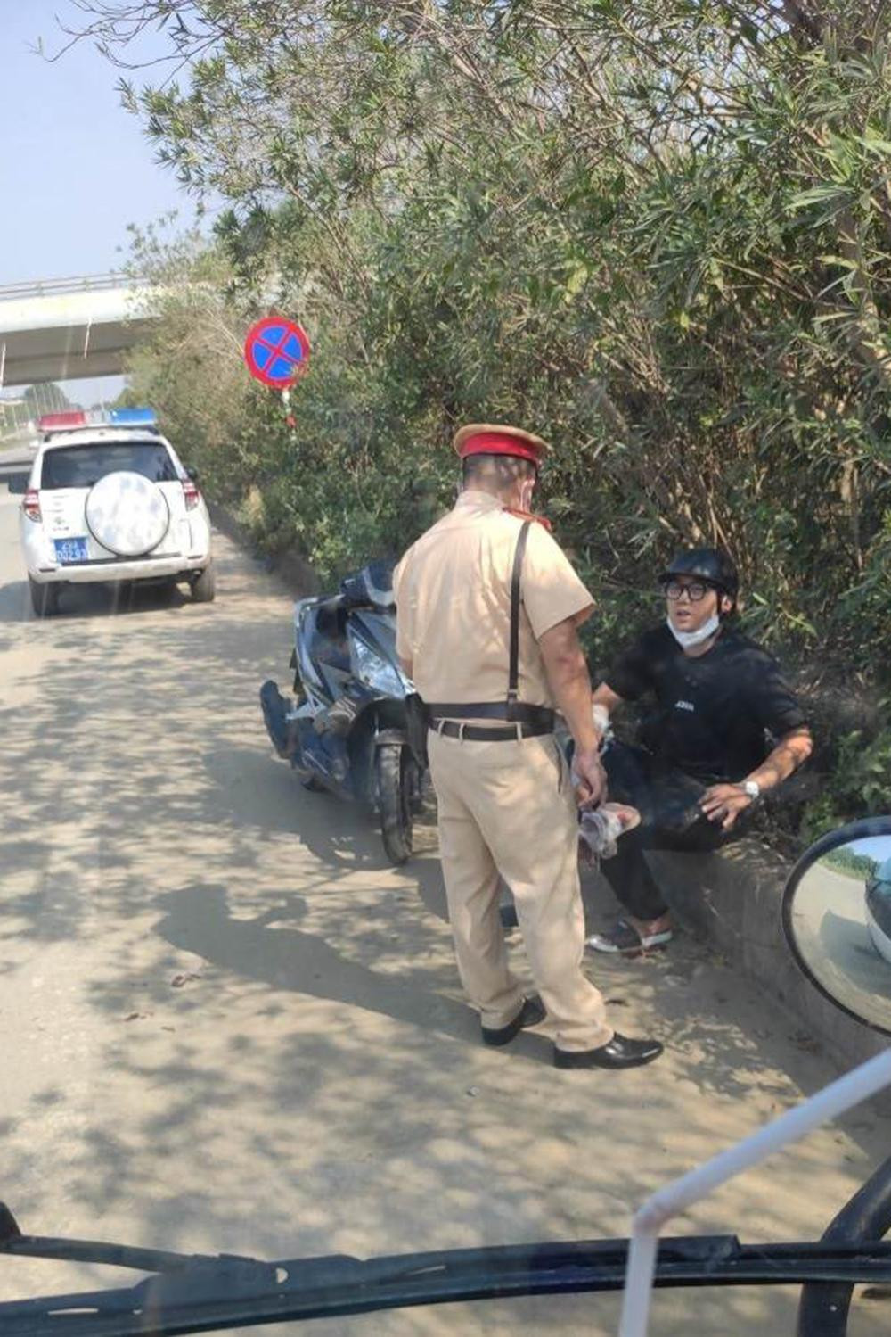 Tổ công tác hỗ trợ, đưa nam thanh niên gặp nạn đi cấp cứu.