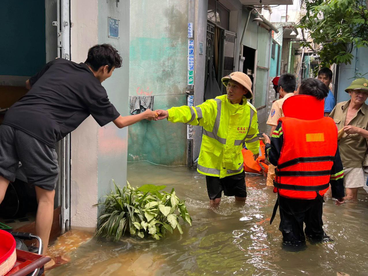 CBCS Thủy đoàn I cùng các lực lượng hỗ trợ lương thực, thực phẩm cho một số hộ dân.