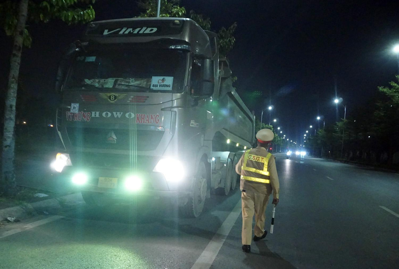 Tổ công tác dừng xe kiểm tra. Tổ công tác dừng xe kiểm tra.