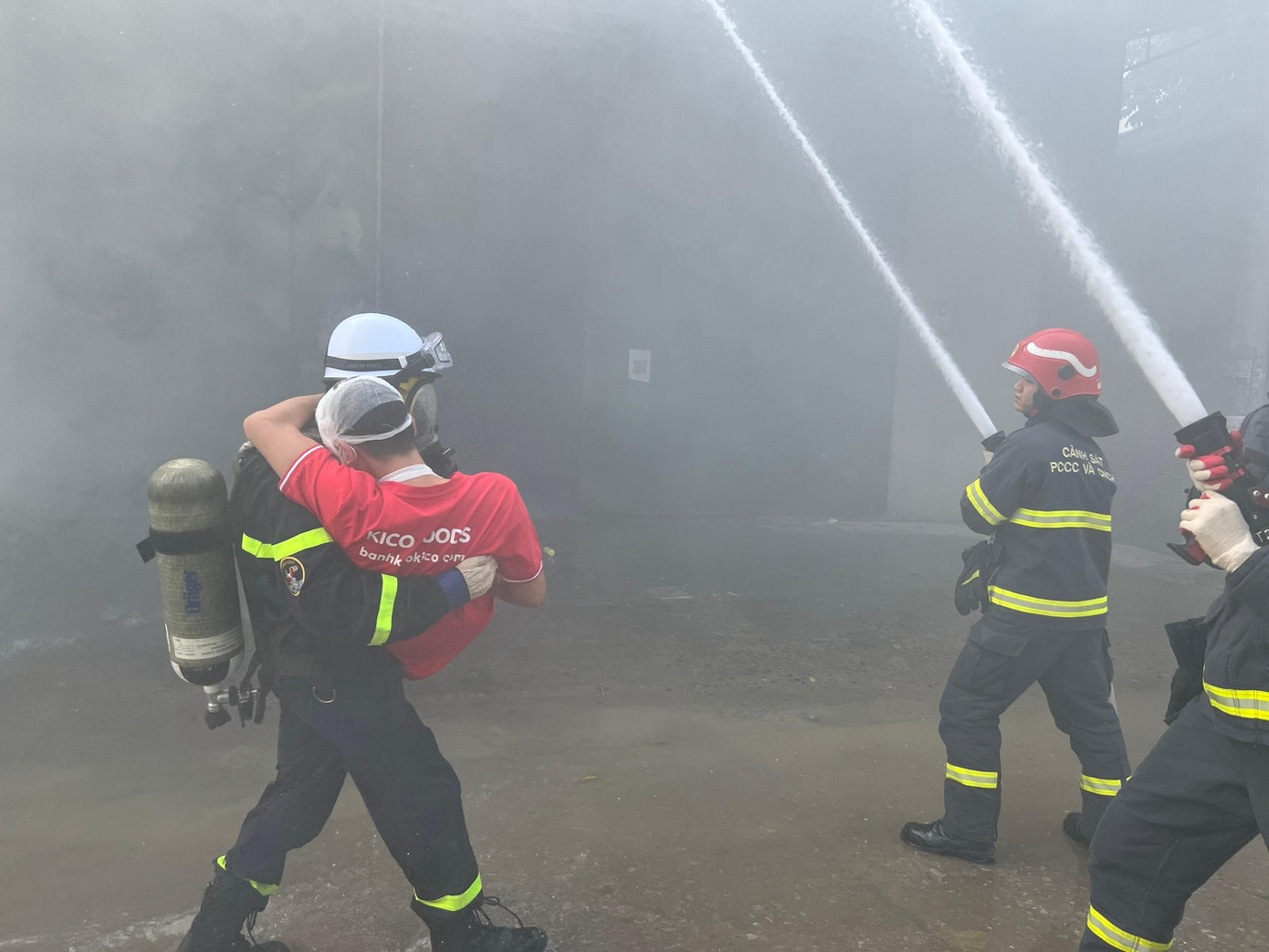 Nhờ huy động kịp thời lực lượng chữa cháy tại chỗ, phân luồng giao thông hợp lý ngăn cách vị trí cháy cách xa khu dân cư nên sau khi nhận được thông tin, sau 20 phút có mặt các lực lượng chức năng đã khống chế và dập tắt hoàn toàn đám cháy.