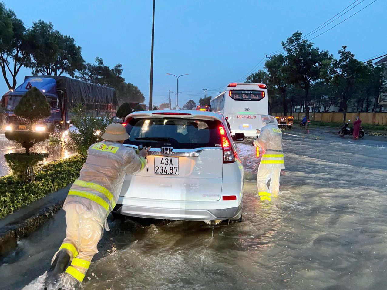 Hàng loạt xe ô tô, xe máy gặp khó khăn khi di chuyển qua đoạn đường nước ngập sâu.