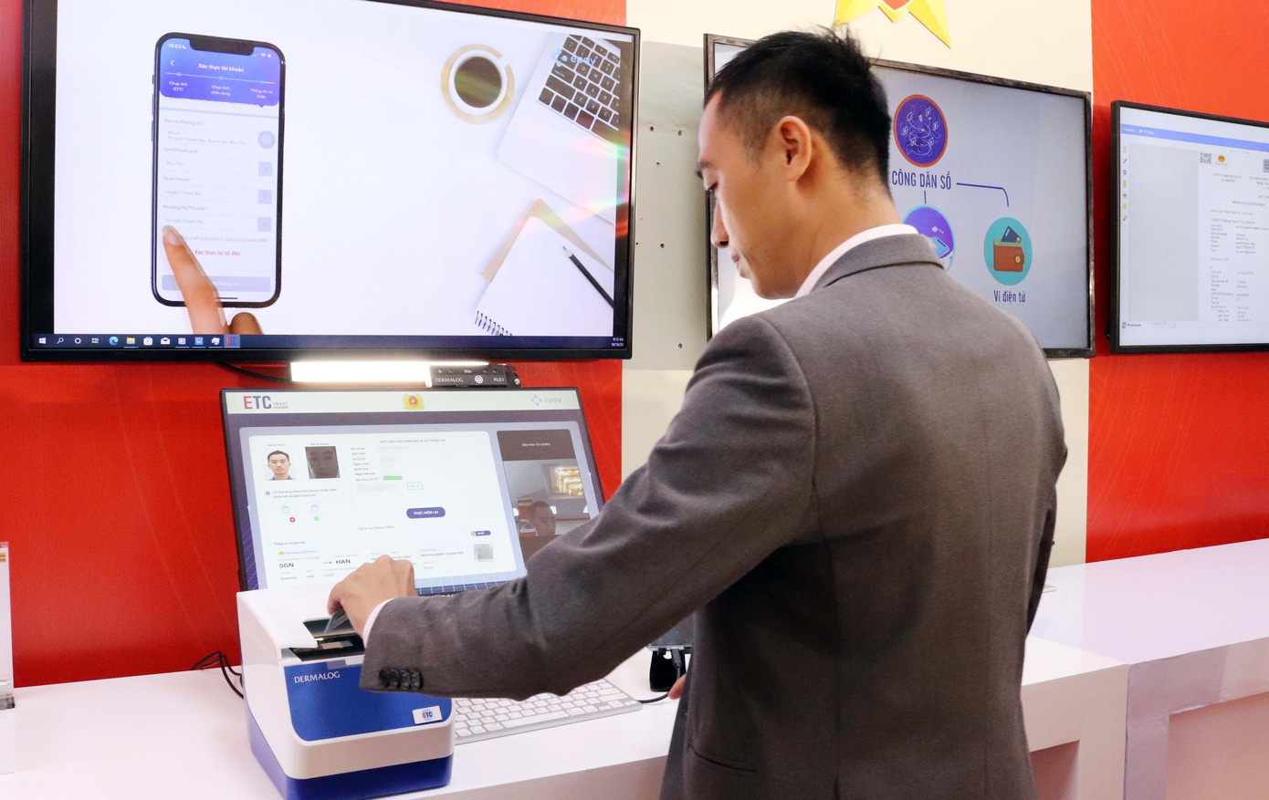 Thiết bị tra cứu thông tin từ CCCD gắn chíp.