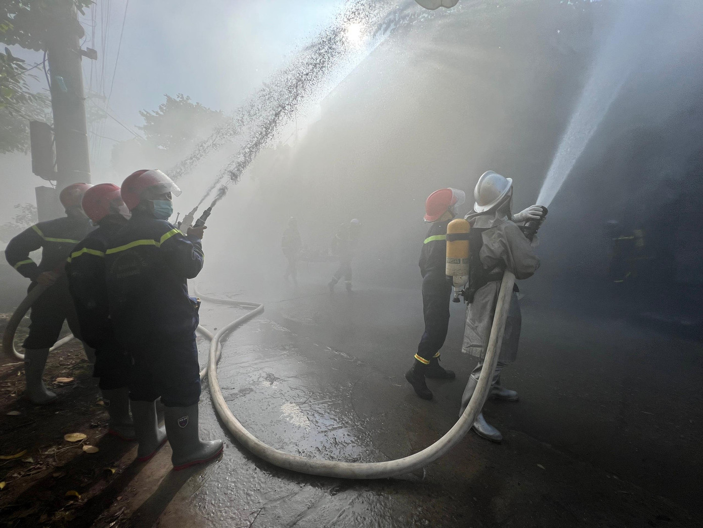 Các đơn vị cảnh sát giao thông, thanh tra giao thông và bộ đội địa phương cũng nhanh chóng có mặt điều tiết giao thông khu vực làng nghề để đón phương tiện vào tiếp cận từ các hướng theo khu đường Đồng Bưởi đường ven làng Dương Liễu vào đám cháy.