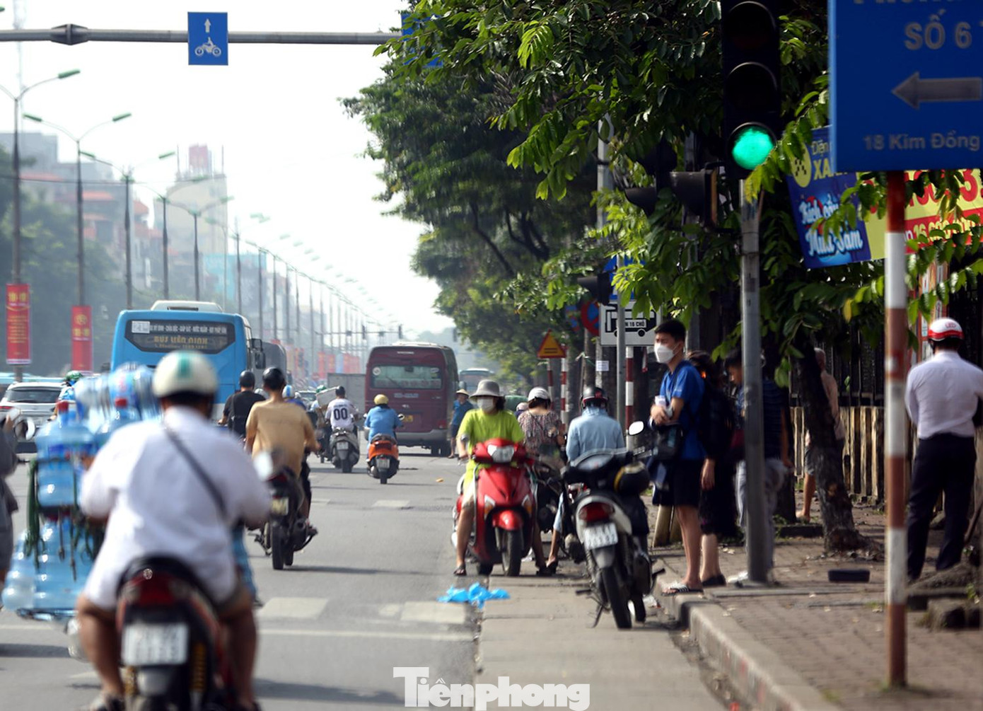 Một số hành khách cũng tự do đứng ven đường chờ xe.